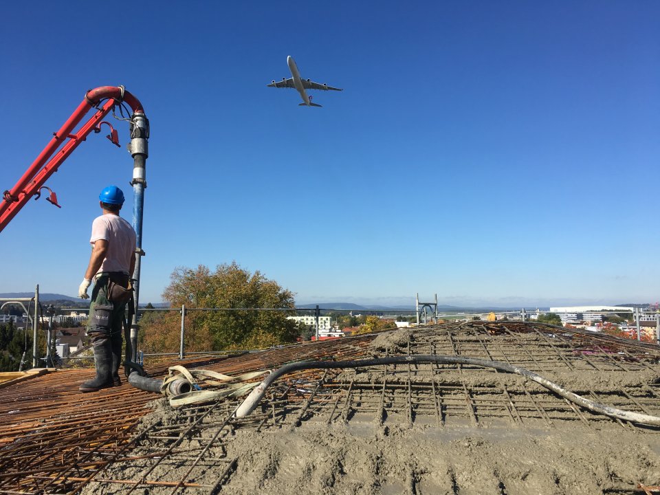 Die Decke der Laterne über der Hallentreppe wird betoniert.