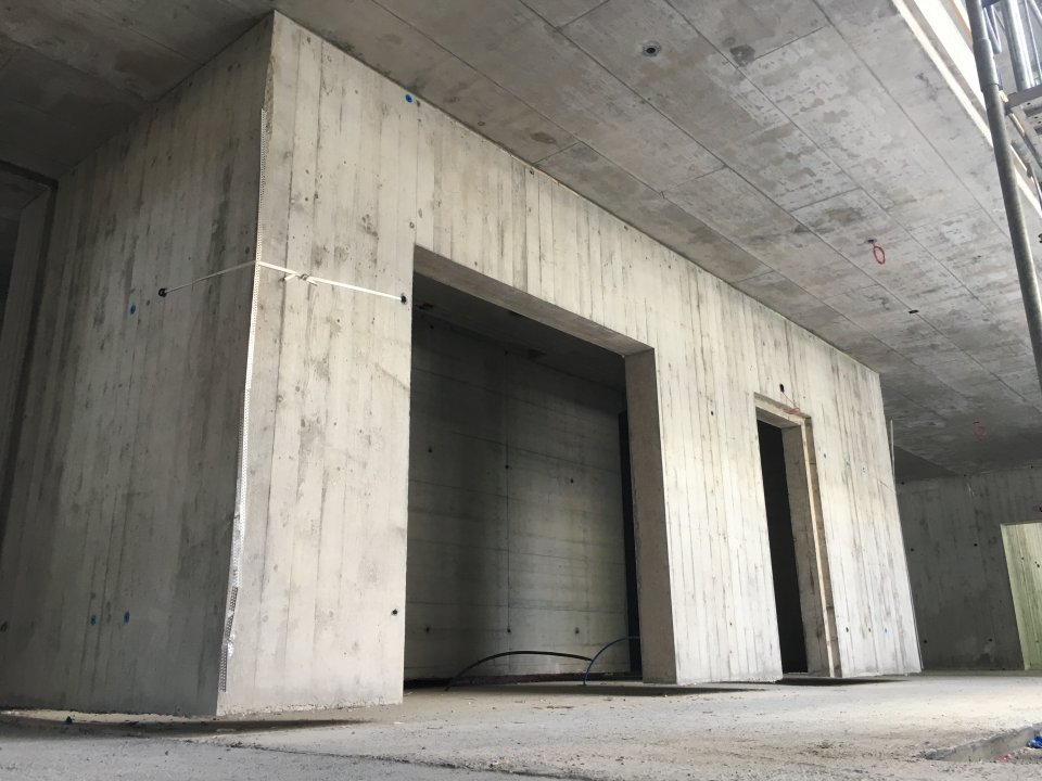 Das Gesamte Schulhaus wurde in Sichtbeton Typ 3 mit sägerohen Brettern erstellt.